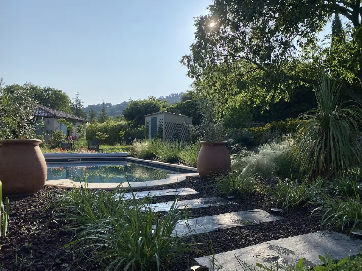 Le Chalet — la piscine au petit matin, lumière dorée