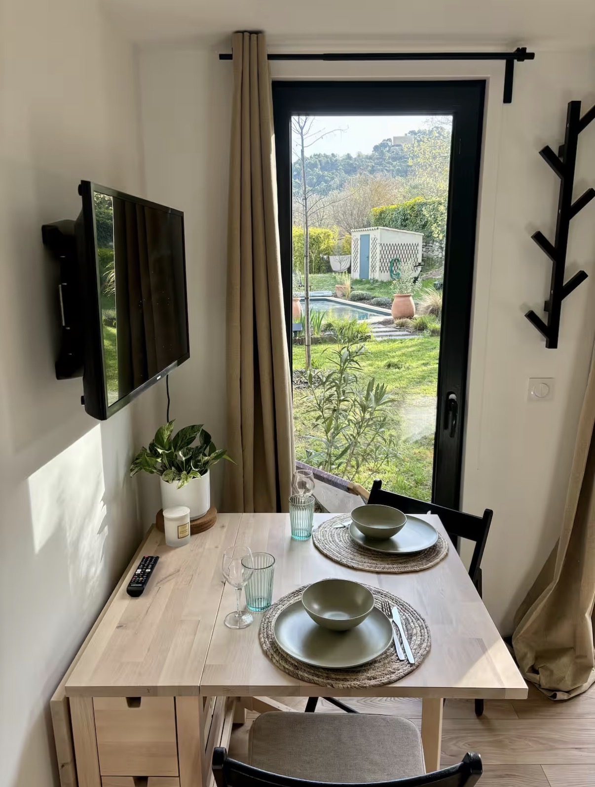 Le Chalet — coin repas avec vue sur le jardin et la piscine
