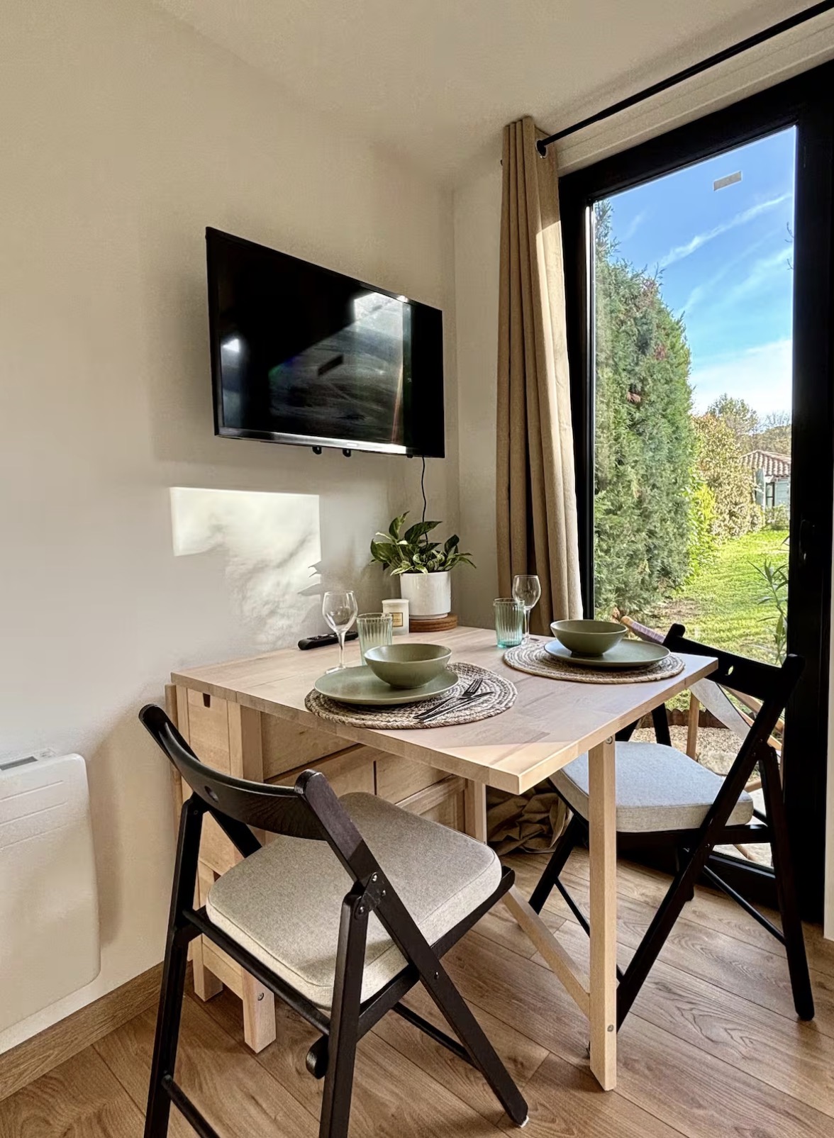 Le Chalet — table dressée face à la baie vitrée