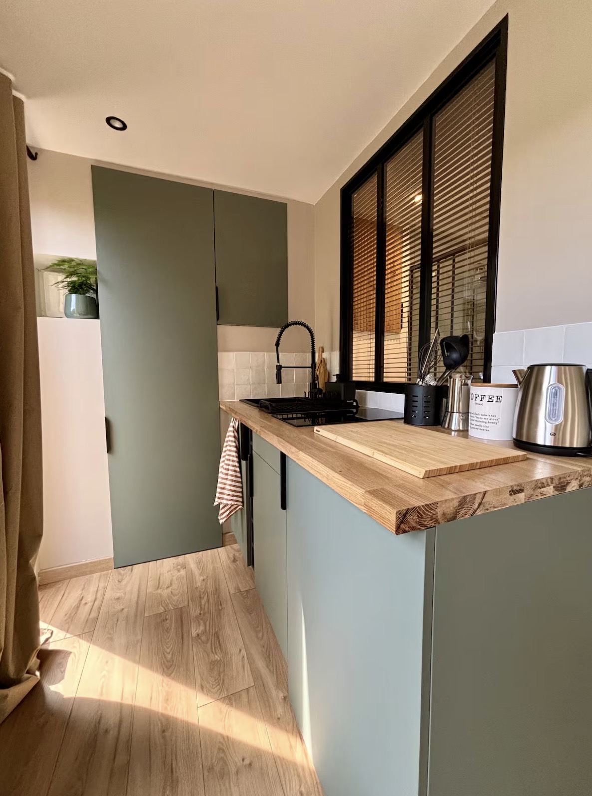 Le Chalet — cuisine vert sauge et plan de travail bois