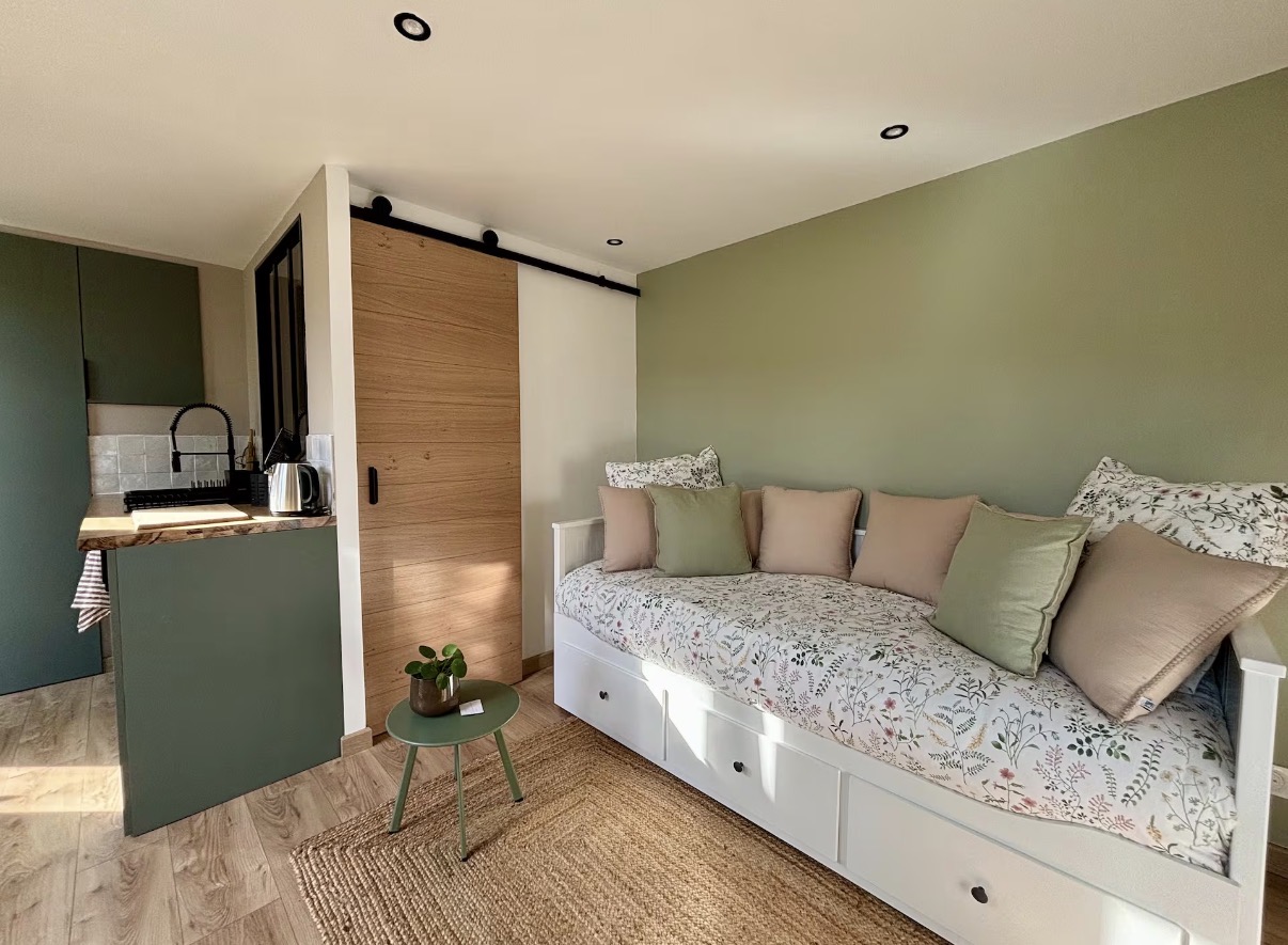 Le Chalet, studio indépendant aux tons vert sauge avec lit gigogne