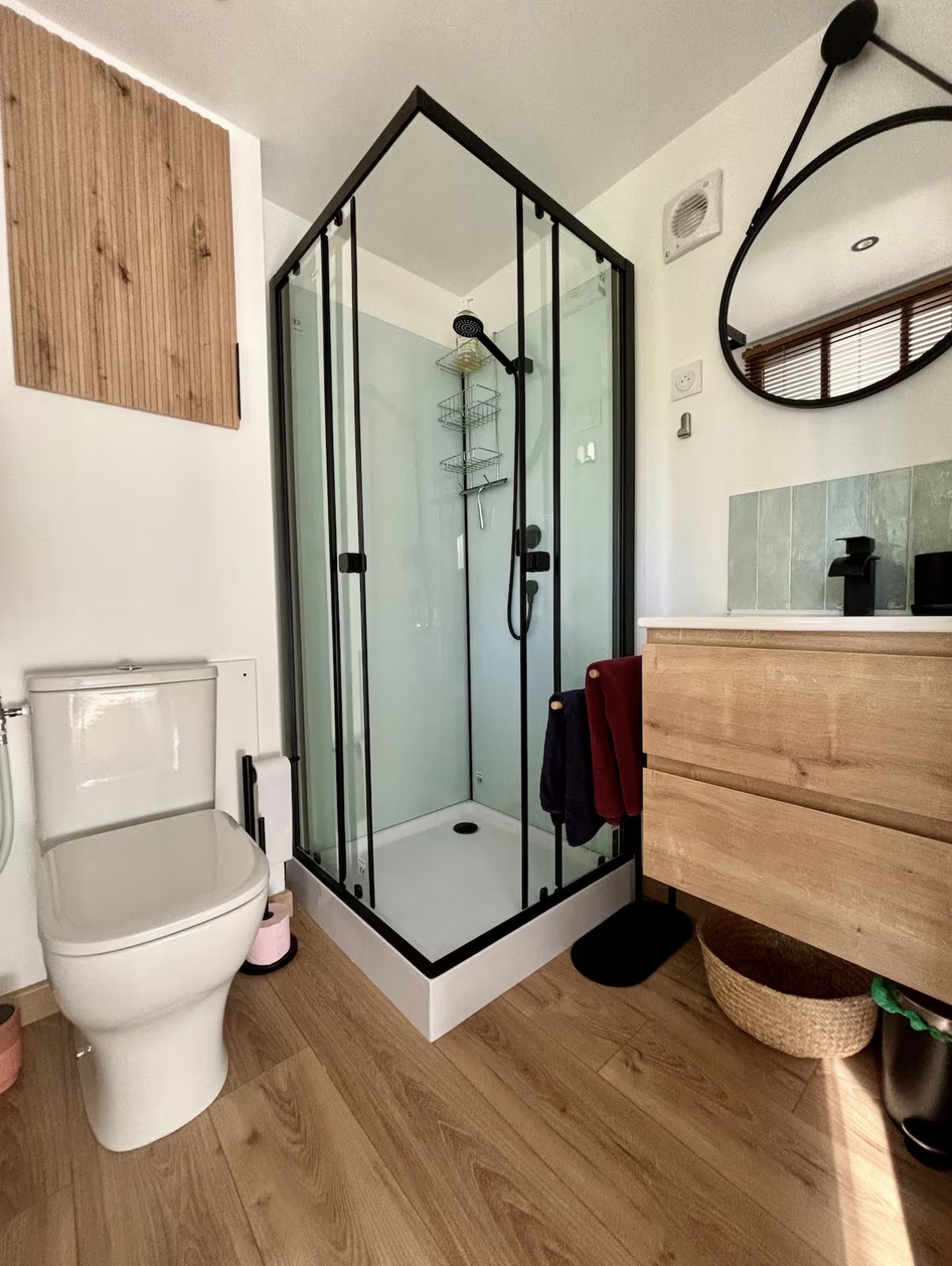 Le Chalet — salle d'eau avec douche et vasque bois