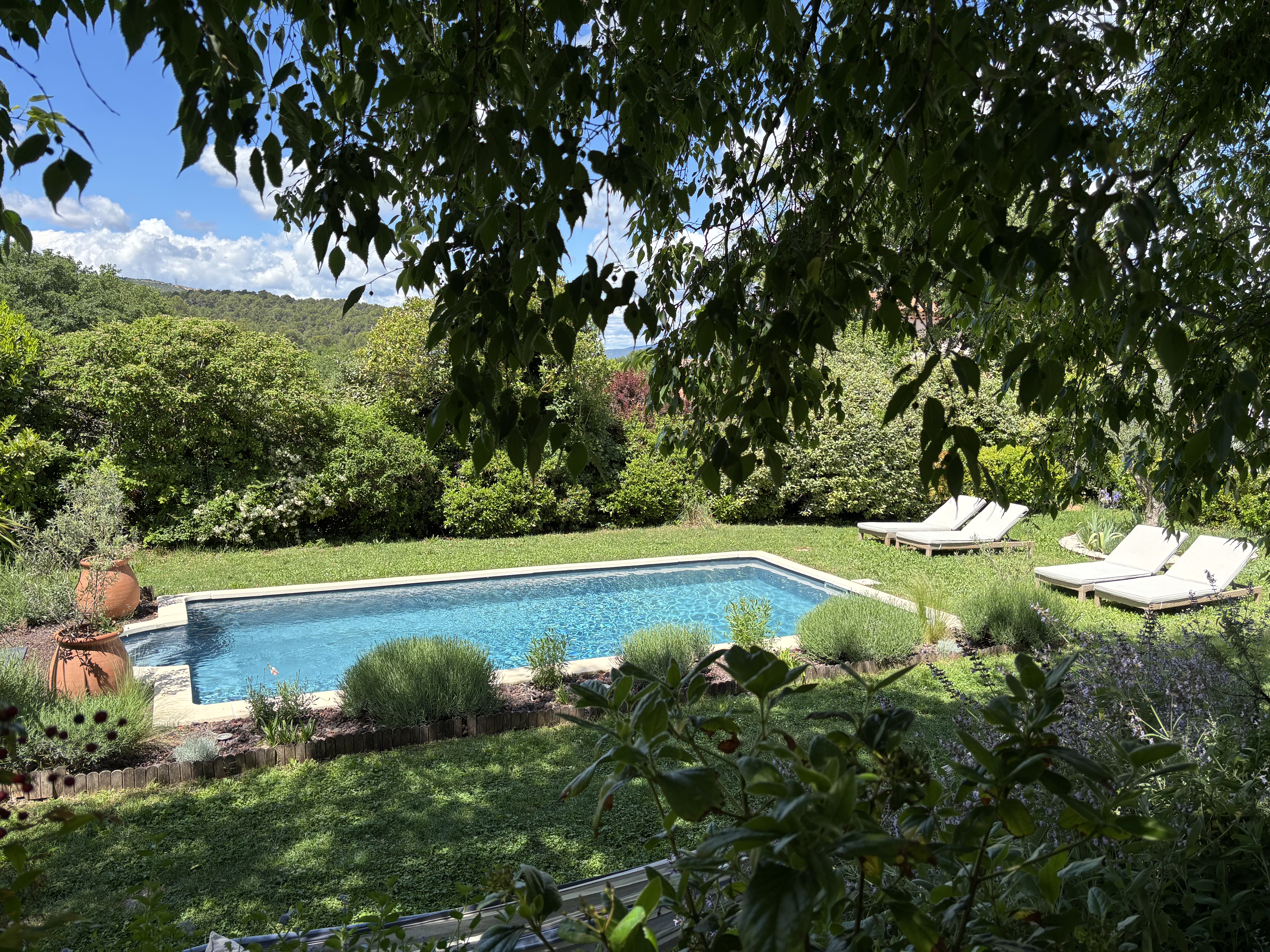 La Tanière des Marmottes avec sa piscine au sel et ses transats