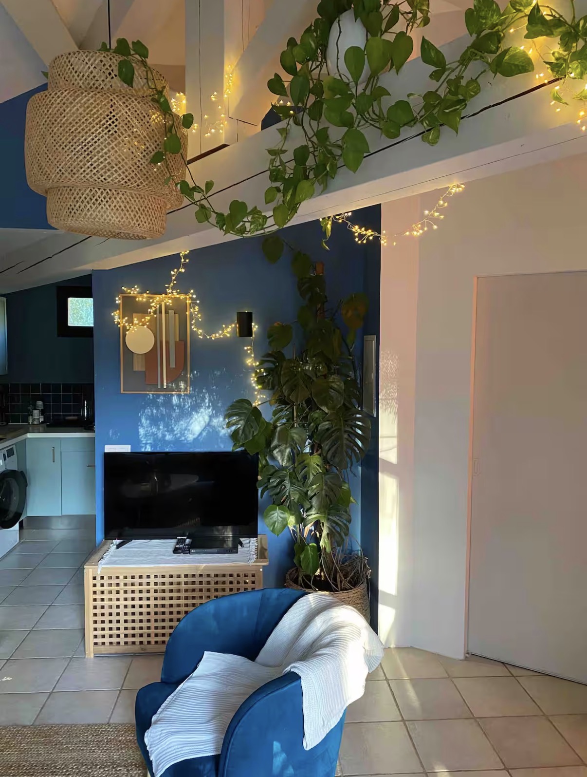 La Tanière — coin salon cosy aux guirlandes lumineuses
