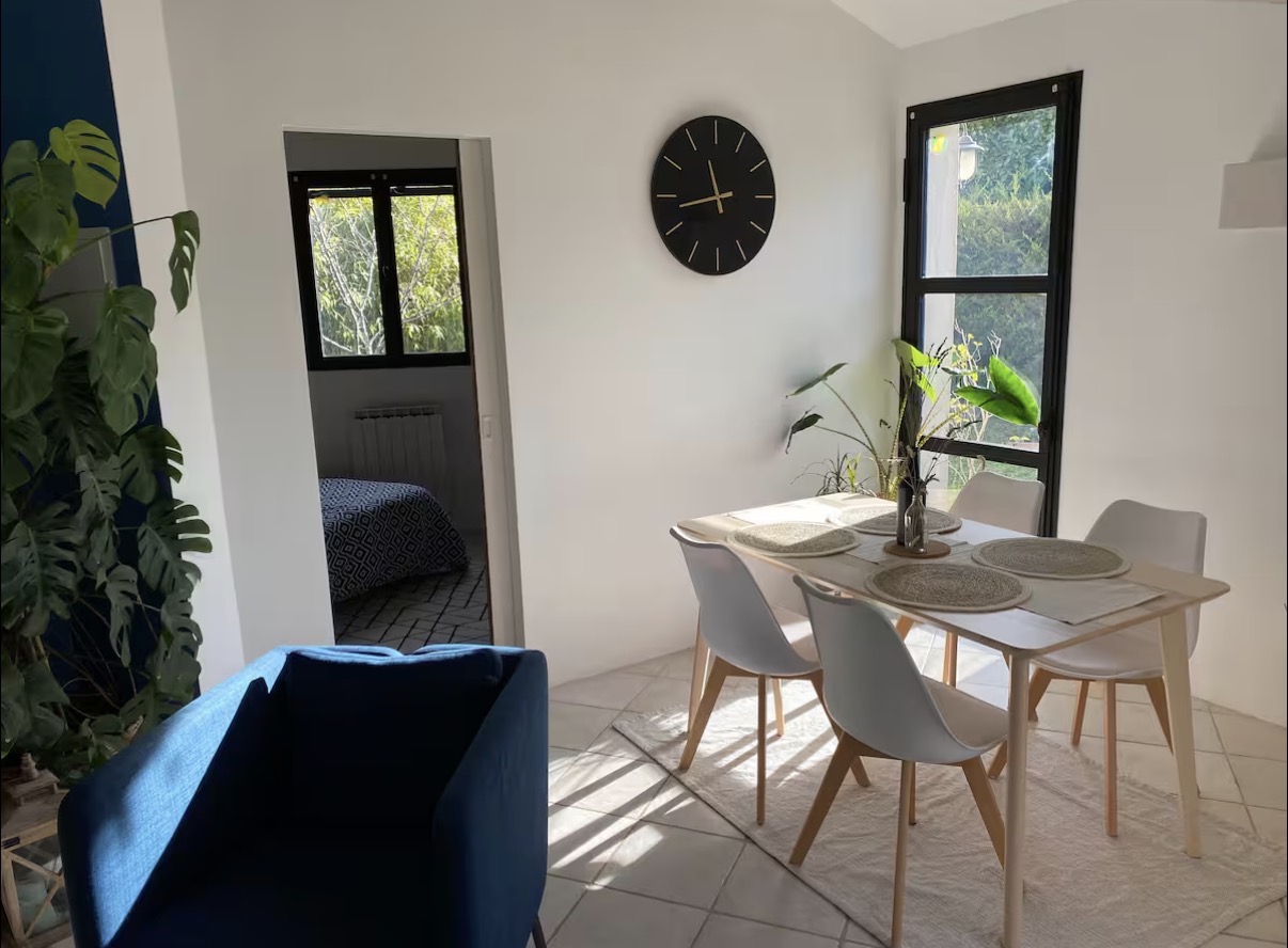La Tanière — coin repas et accès à la chambre