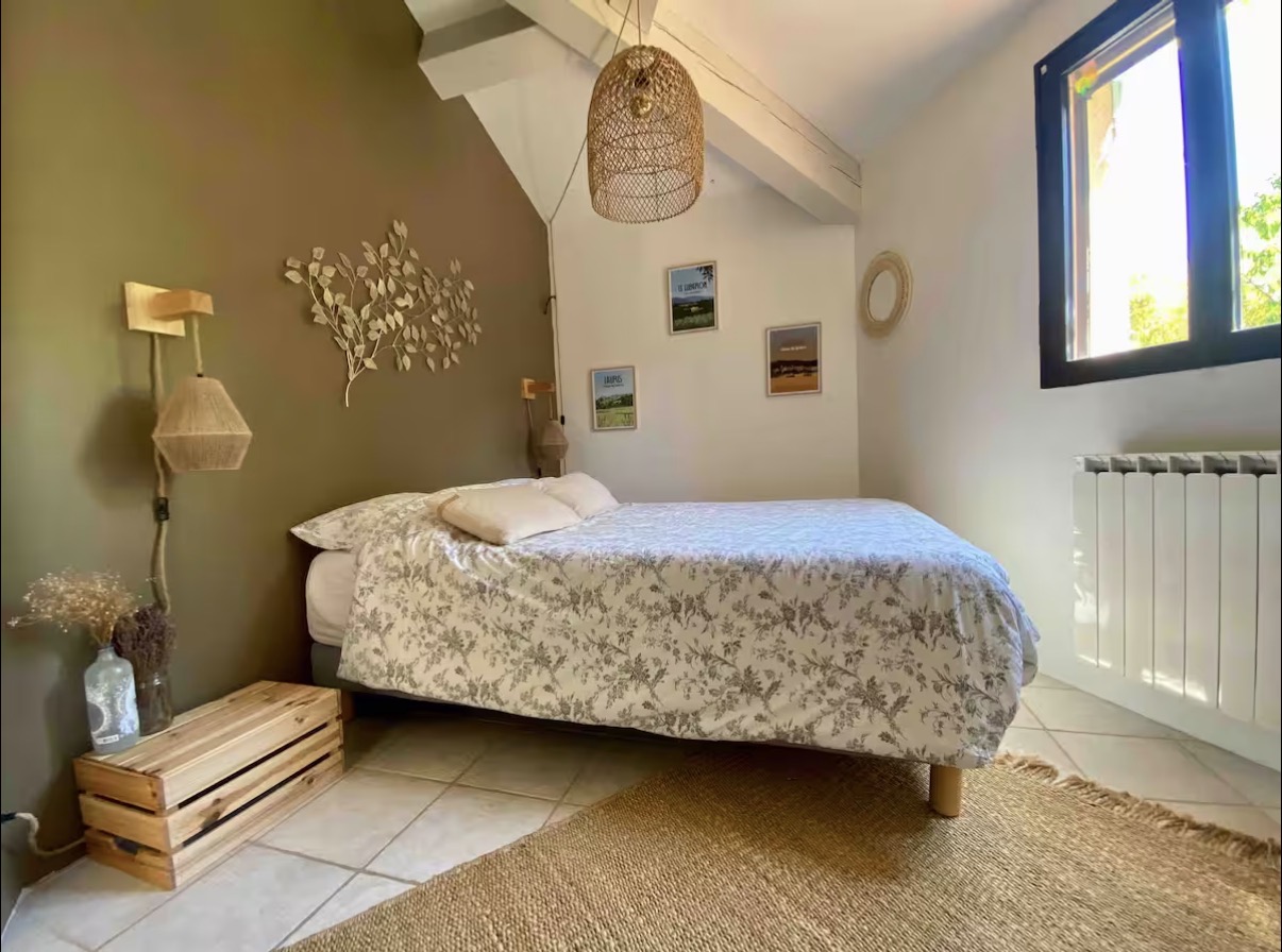 La Tanière — chambre cosy, suspension en rotin