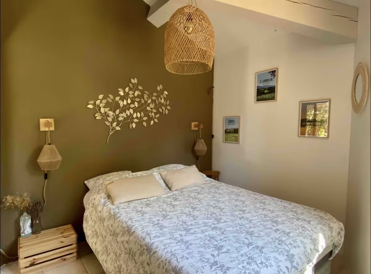 La Tanière — chambre aux tons olive, affiches du Luberon
